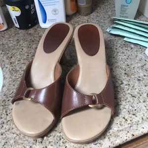 Women’s cute open toed summer low heels.